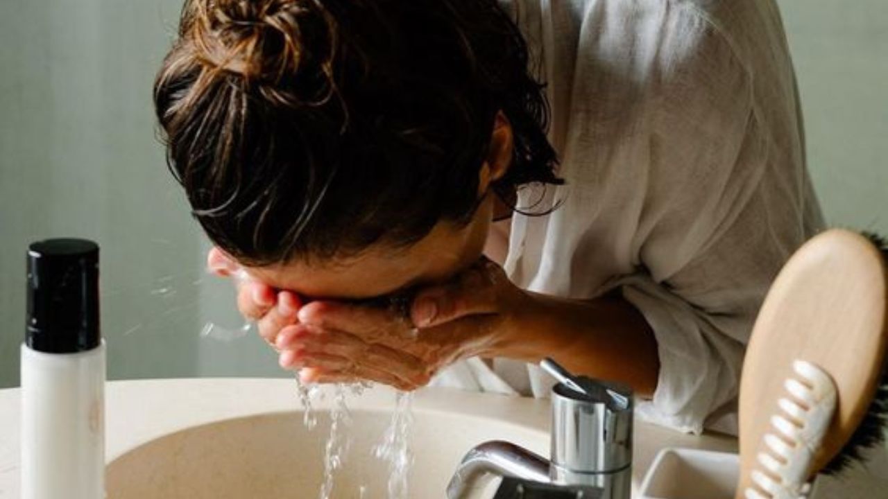 Face Washing: আলসেমিতে রাতে মুখ না ধুয়েই ঘুমিয়ে পড়েন? ক্ষতি করছেন ত্বকের