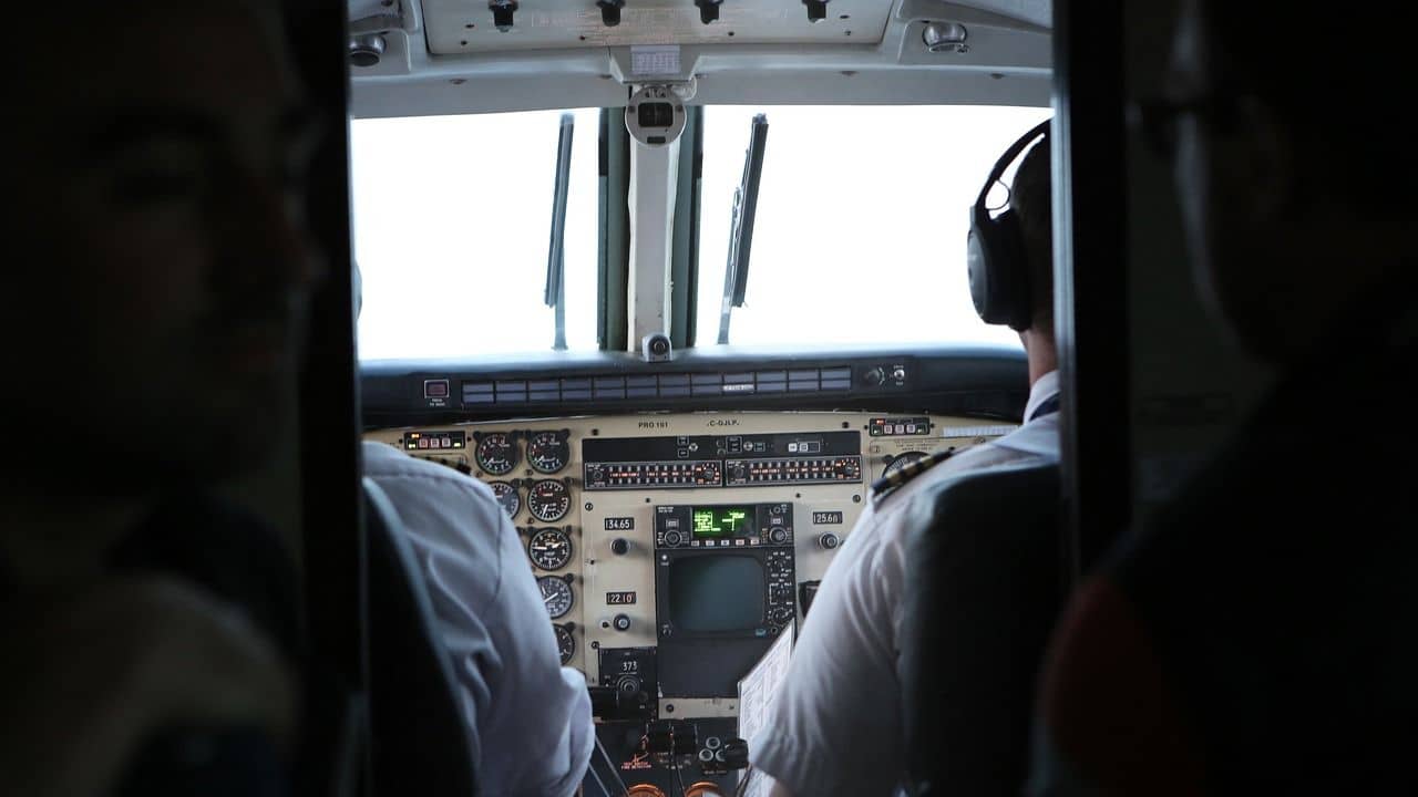Kolkata Airport: মাঝ আকাশে কলকাতাগামী বিমানে ধোঁয়ার সংকেত, ককপিটে বাজল বিপদঘণ্টা!