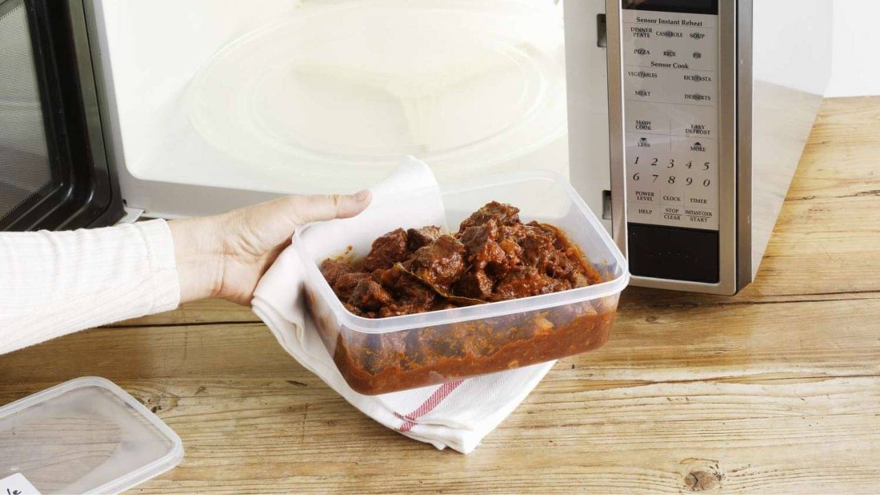 Healthy Living: ফ্রিজে রেখে গরম করে খাবার খান? শরীরে বাসা বাঁধতে পারে ক্যানসার