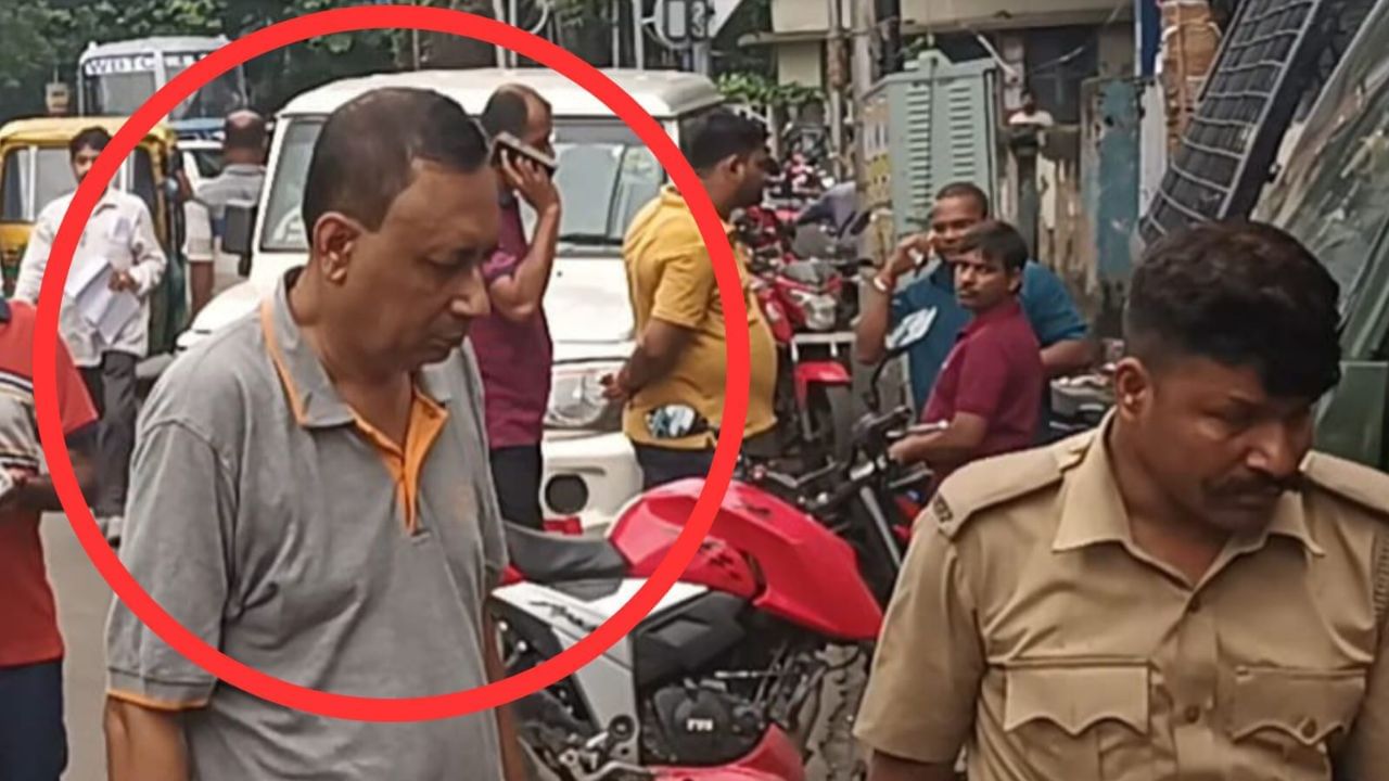 Howrah Fraud Case: যুবকের অজান্তেই তাঁর আধার-প্যান দিয়ে চলছিল কোটি কোটি টাকার ব্যবসা! হাতেনাতে ধরল হাওড়া পুলিশ Howrah Fraud Case: যুবকের অজান্তেই তাঁর আধার-প্যান দিয়ে চলছিল কোটি কোটি টাকার ব্যবসা! হাতেনাতে ধরল হাওড়া পুলিশ