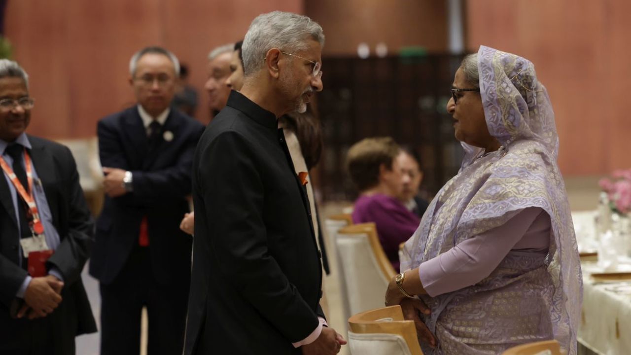 রাষ্ট্রপতি ভবনে নৈশভোজের ফাঁকেই বাংলাদেশের প্রধানমন্ত্রী শেখ হাসিনার সঙ্গে আলোচনায় মগ্ন বিদেশমন্ত্রী এস. জয়শঙ্কর।