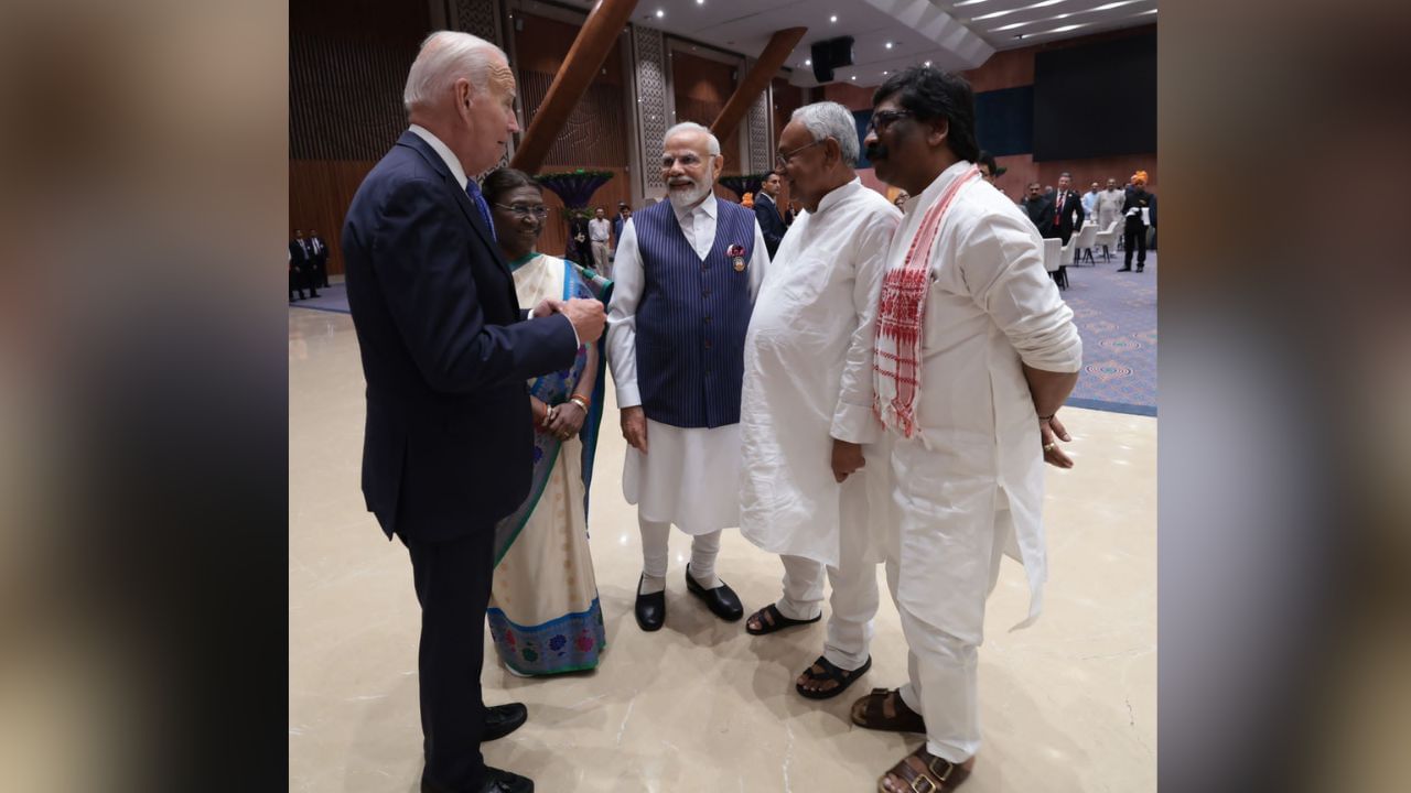 রাইসিনা হিলসে ডিনার পার্টিতে রাষ্ট্রপতি দ্রৌপদী মুর্মু, মার্কিন প্রেসিন্ডেন্ট জো বাইডেন, প্রধানমন্ত্রী নরেন্দ্র মোদীর সঙ্গে খোশমেজাজে দেখা গেল বিরোধী জোটের অন্যতম হোতা তথা বিহারের মুখ্যমন্ত্রী নীতীশ কুমার ও ঝাড়খণ্ডের মুখ্যমন্ত্রী হেমন্ত সোরেনকে।  