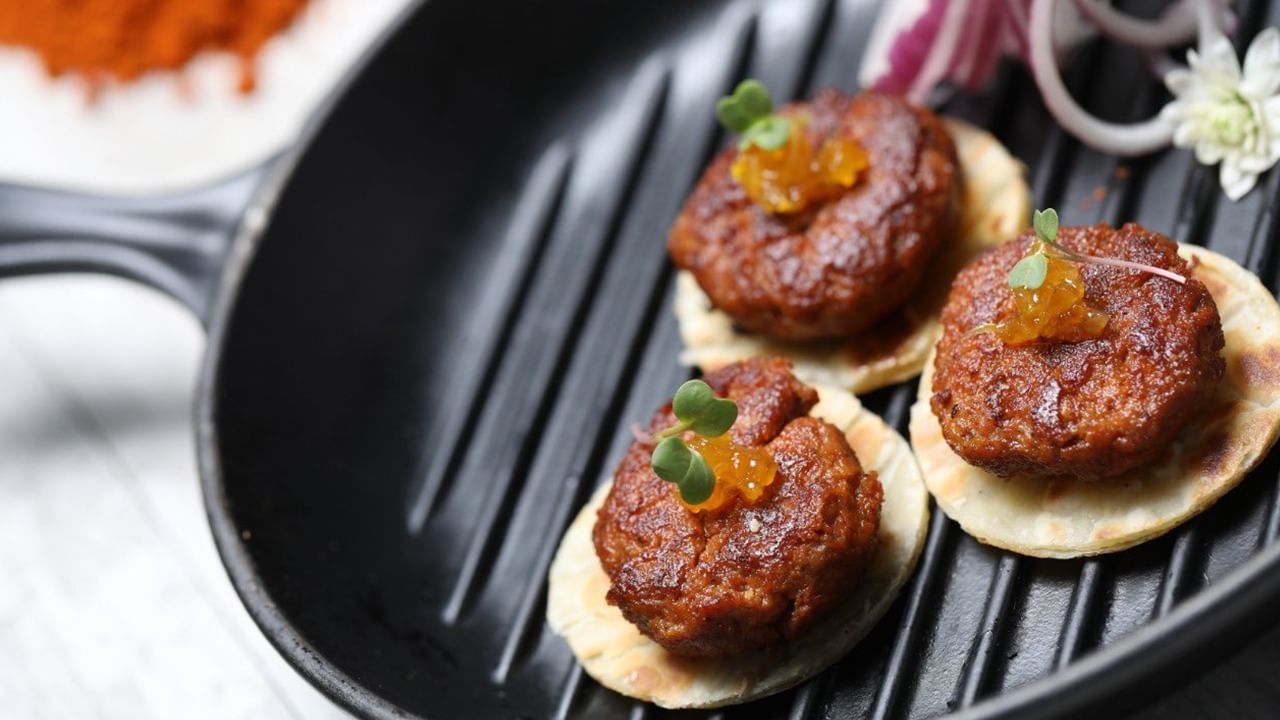 Galouti Kebab Recipe: ফোকলা দাঁতেই খান কাবাব