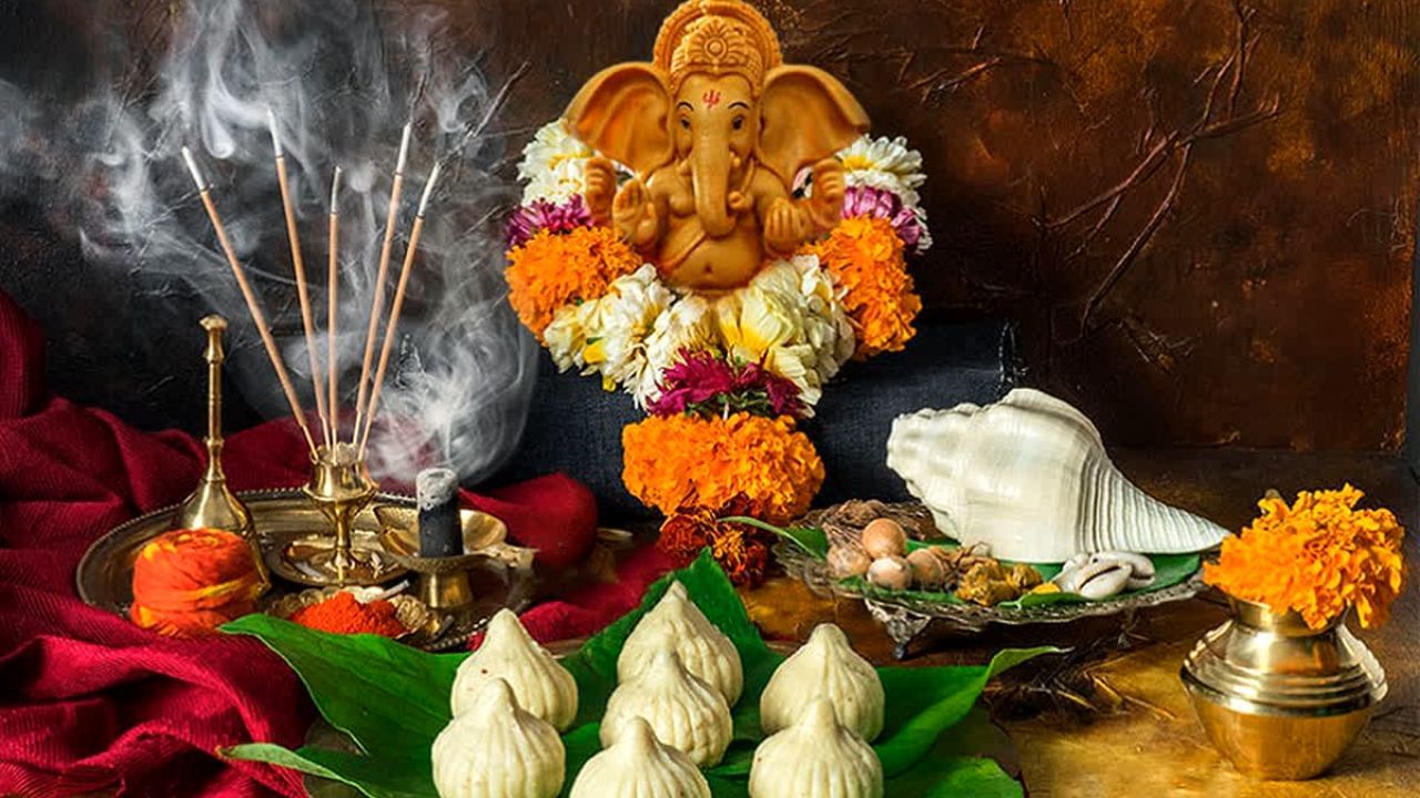 Ganesh Chaturthi 2023 Bhog: ঘরে থাকবেন টানা ১০দিন, দুরাবস্থা কাটাতে গণেশ চতুর্থীতে নিবেদন করুন এই 'দশভোগ'