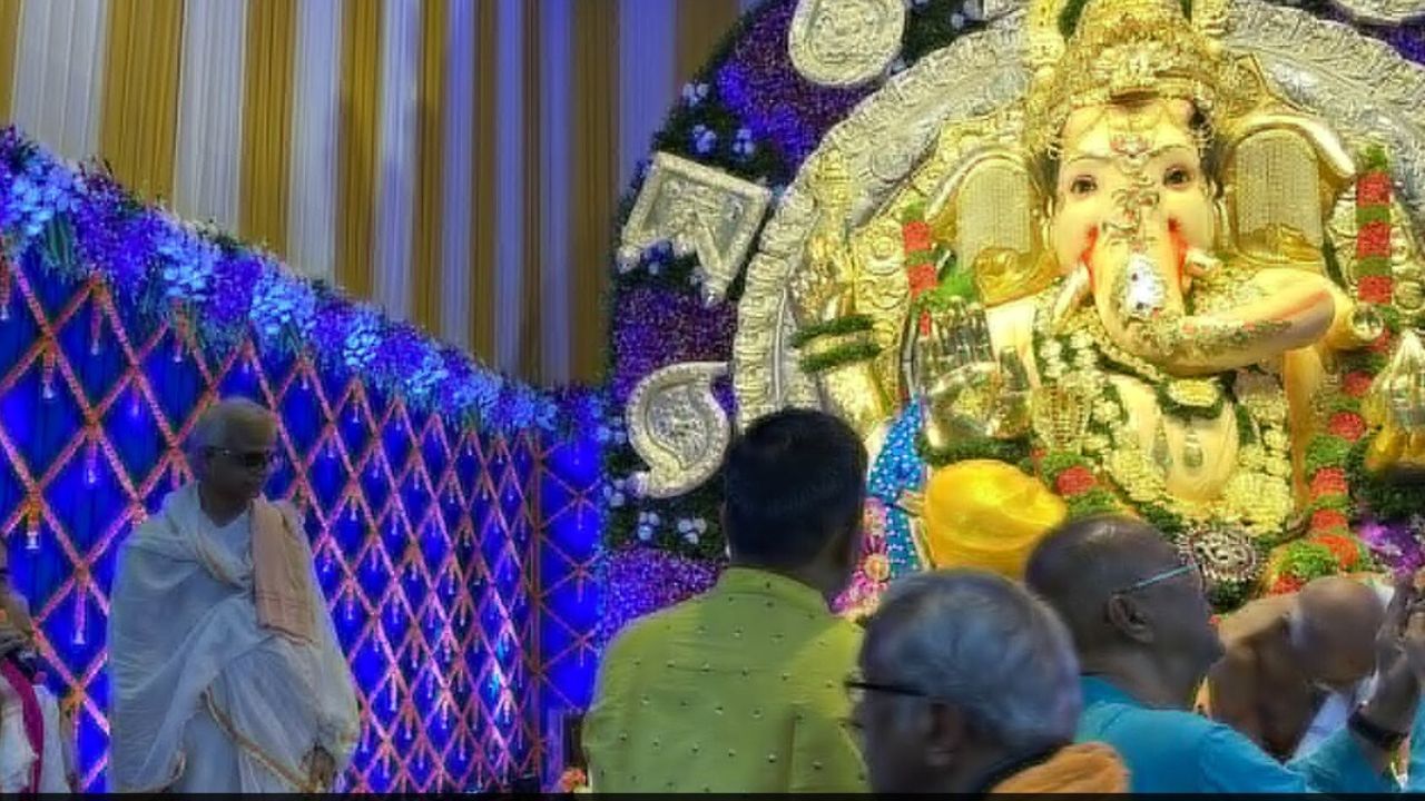 Ganesh Chaturthi: গণপতির আরাধনায় ৩৬০ কোটির বিমা! এই গণেশের গায়ে কত সোনা রয়েছে জানেন? Ganesh Chaturthi: গণপতির আরাধনায় ৩৬০ কোটির বিমা! এই গণেশের গায়ে কত সোনা রয়েছে জানেন?