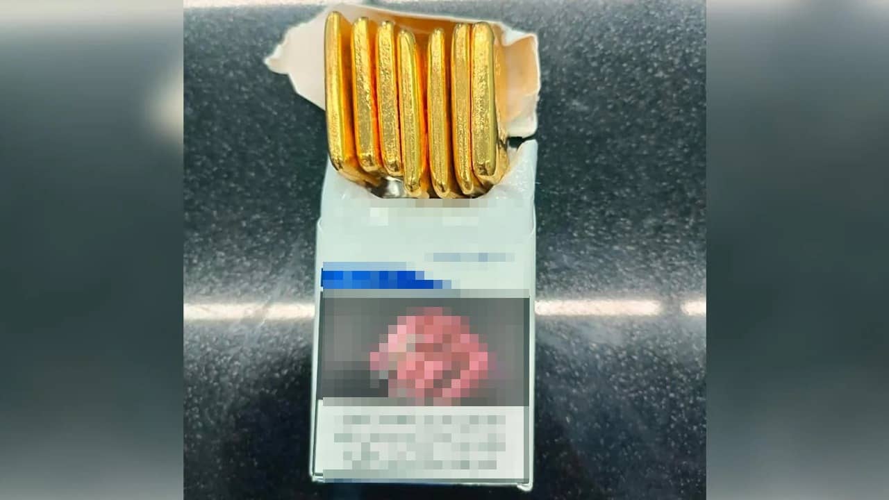 Gold Smuggling: সিগারেটের প্যাকেটে লুকানো সোনার বিস্কুট, গ্রেফতার দুবাই থেকে আসা ২ বিমানযাত্রী