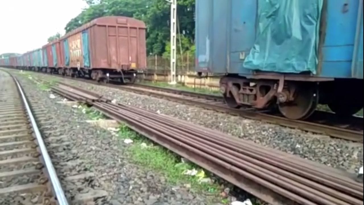 Goods Train চলন্ত মালগাড়ি থেকে বিচ্ছিন্ন ৩টি বগি, ফরাক্কা ব্যারেজের
