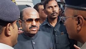 রাজ্যপাল বোসের গতিবিধিতে নজরদারি? রাজভবন সূত্রে চাঞ্চল্যকর দাবি রাজ্যপাল বোসের গতিবিধিতে নজরদারি? রাজভবন সূত্রে চাঞ্চল্যকর দাবি