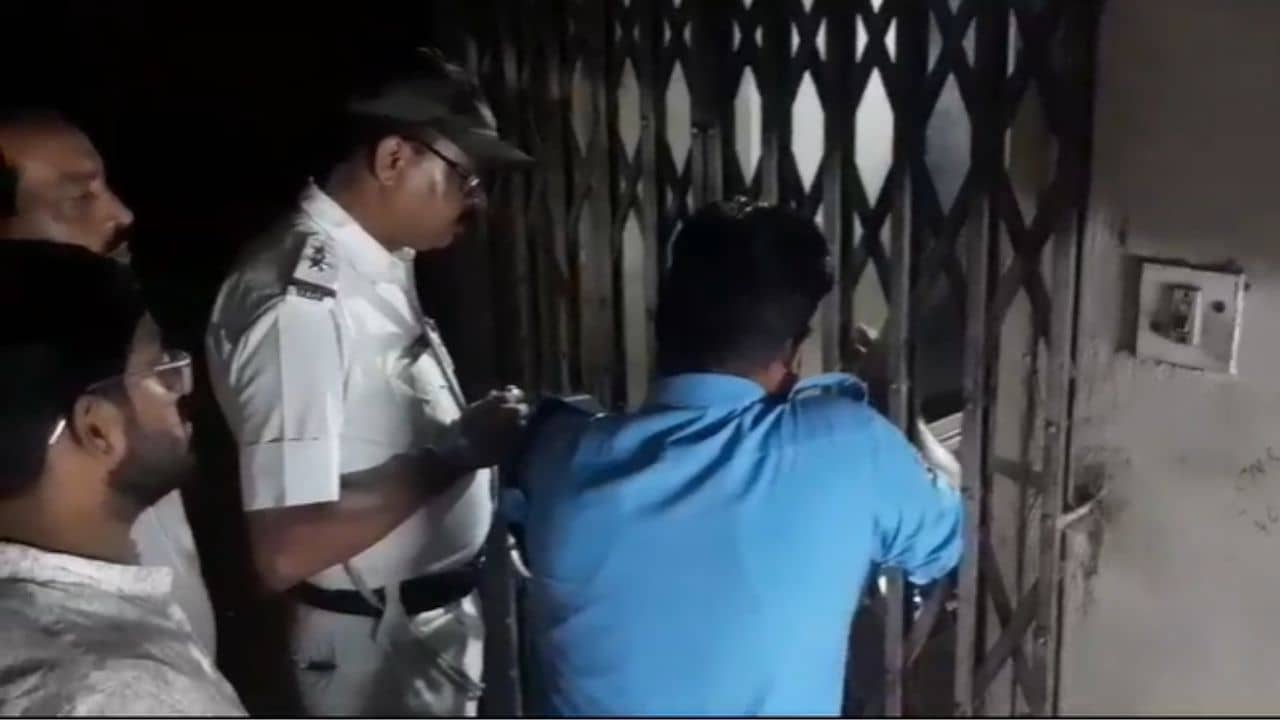 Hooghly: বহুতলের ঘরে অসুস্থ হয়ে পড়ে বৃদ্ধা, দেখার নেই কেউ..., তালা ভেঙে উদ্ধার করল পুলিশ