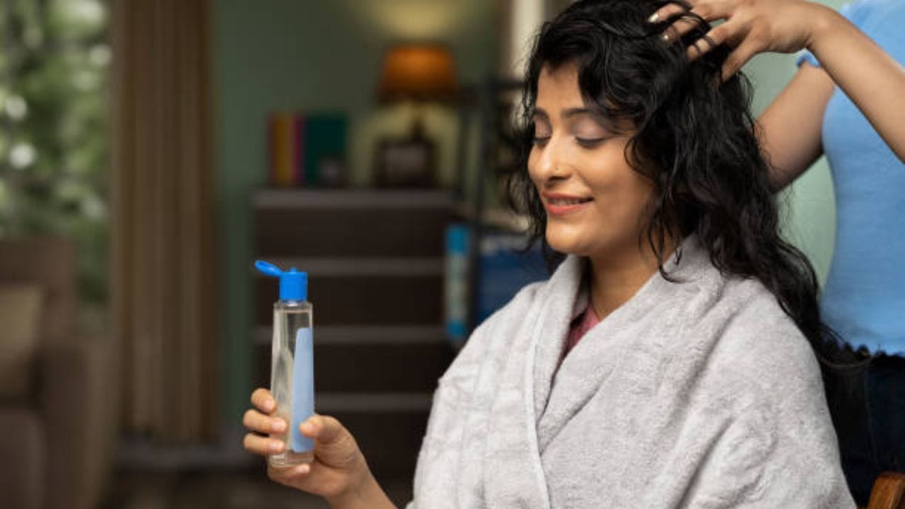 বাজারে এখনও ভৃঙ্গরাজ মেশানো তেলের খুব ডল। এই ভৃঙ্গরাজ তেলের সঙ্গে মিশিয়ে নিয়ে চুলে লাগান। এর মধ্যে রয়েছে ভিটামিন ই, ডি, বি কমপ্লেক্স। যা চুলের জন্য খুবই ভাল, এছাড়াও এই ভেষজের মধ্যে থাকে আয়রন ও ম্যাগনেশিয়াম 