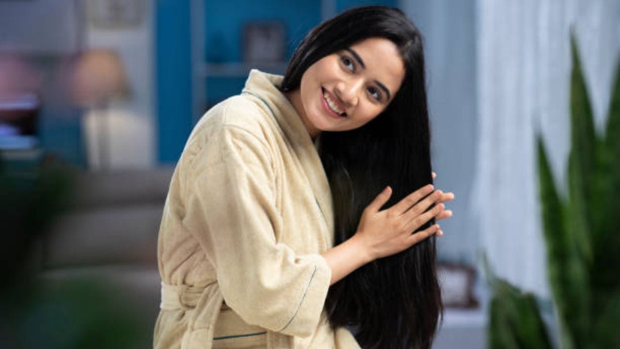 চুল আর কোনও ভাবে ম্যানেজ করে নেওয়া যায় না। ফ্রিজি হেয়ার দেখতে মোটেই ভাল লাগে না। চুল ঠিক ঠাক সেট না থাকলে কোনও ড্রেসই ভাল লাগে না। আর তাই কাজে লাগান মা-ঠাকুমাদের এই টোটকা