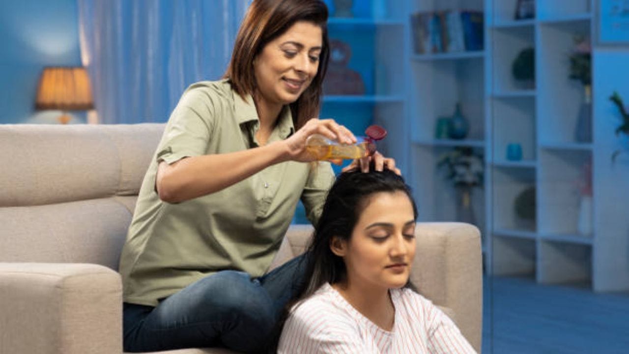 নারকেল তেলের সঙ্গে ভৃঙ্গরাজ তেল মিশিয়ে রাতে ম্যাসাজ করে নিম। এতে স্ক্যাল্পের আর্দ্রতা বজায় থাকবে। চুল অনেক কম ঝরে পড়বে। খুশকির সমস্যা থাকলে তাও দূর হয়ে যাবে 