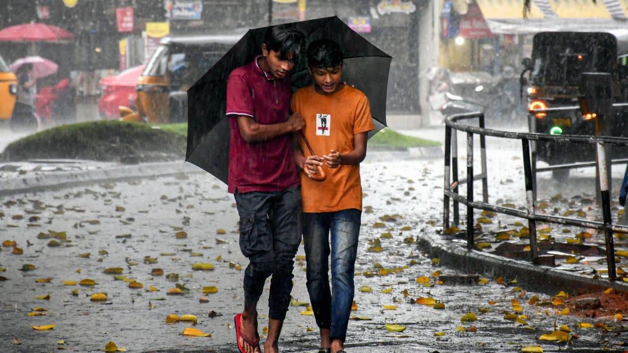 Weather Update: দক্ষিণবঙ্গে ভারী থেকে অতি ভারী বৃষ্টি, জারি সতর্কতা! কোন কোন জেলায়?