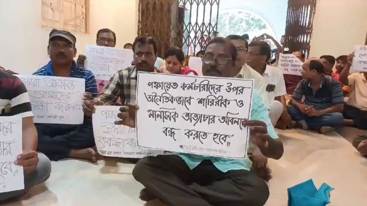 Hooghly TMC: পঞ্চায়েত অফিসে মিটিং করতে চান তৃণমূল নেতা, চাবি না দেওয়ায় হুমকি-গালিগালাজের অভিযোগ