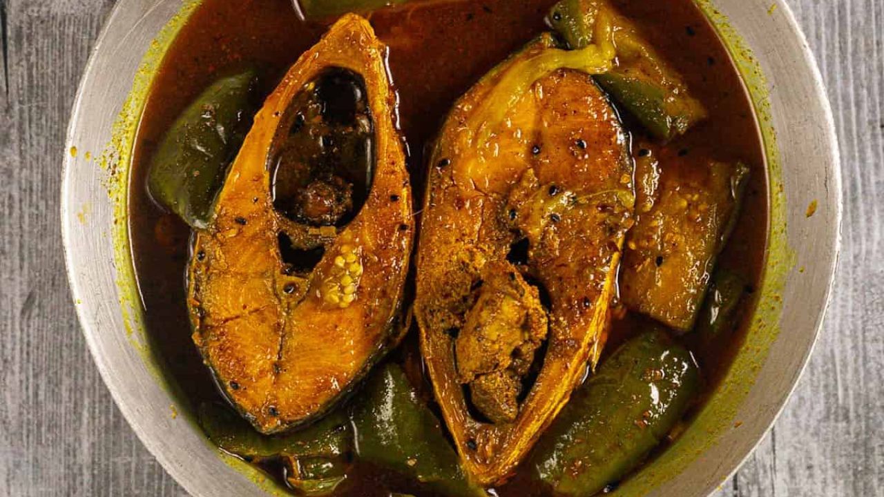 Ilish Recipe: জমিয়ে নেমে বর্ষা আর ইলিশ হবে না? জেনে নিন অন্য়রকম একটা রেসিপি