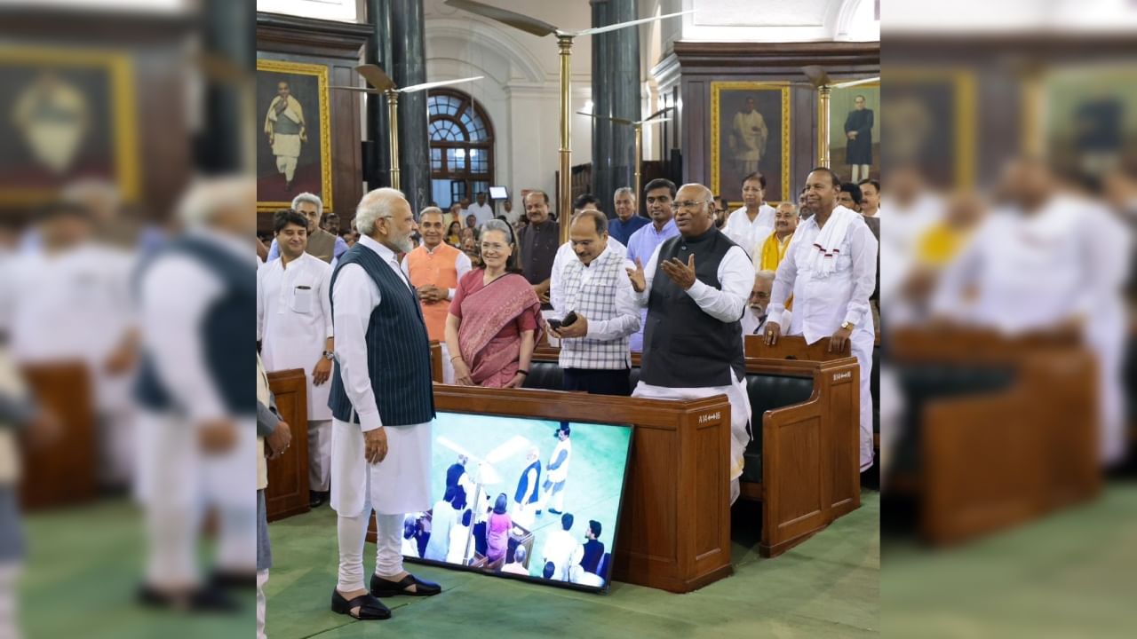 পুরনো সংসদ ভবনের সেন্ট্রাল হলে আয়োজিত অনুষ্ঠানে বিরোধীদের জন্য নির্দিষ্ট আসনের একেবারে সামনের সারিতে বসেছিলেন সনিয়া। পাশে ছিলেন কংগ্রেস সভাপতি মল্লিকার্জুন খাড়্গে এবং কংগ্রেসের লোকসভায় দলনেতা অধীররঞ্জন চৌধুরী। তাঁরা নিজেদের মধ্যে কথা বলছিলেন। 