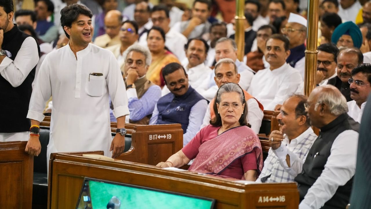 তাঁদের থামিয়ে জ্যোতিরাদিত্য সিন্ধিয়া সনিয়ার সঙ্গে কথা বলা শুরু করেন। এরপর তিনি কেন্দ্রীয় তথ্য ও সম্প্রচার মন্ত্রী অনুরাগ ঠাকুরের পাশে গিয়ে বসেছিলেন। 