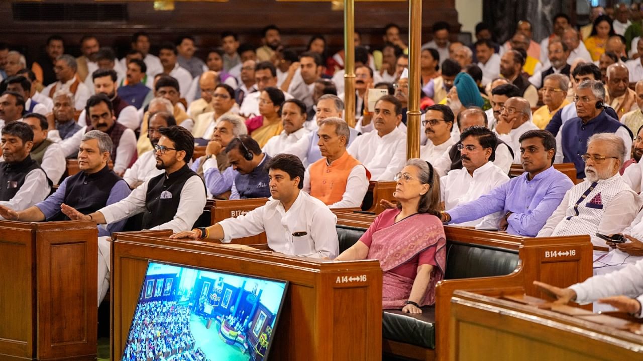 সেই সময় জ্যোতিরাদিত্য সিন্ধিয়াকে দেখা যায় সনিয়া গান্ধীর পাশের আসনে গিয়ে বসতে। জাতীয় সঙ্গীত হওয়ার সময় পাশাপাশিই দুজনে উঠে দাঁড়ান। ২২ জন বিধায়ক-সহ জ্যোতিরাদিত্য সিন্ধিয়া কংগ্রেস ছেড়ে বেরিয়ে যাওয়ার ফলেই ২০২০-তে মধ্যপ্রদেশে কমলনাথ সরকারের পতন ঘটেছিল। কয়েক মাস পরই ফের নির্বাচন। তার আগে পুরনো নেত্রীর সঙ্গে কী কথা হল  তাঁর? জল্পনা তৈরি হয়েছে রাজনৈতিক মহলে।