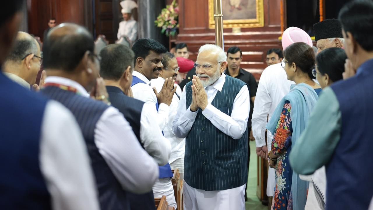 পুরনো সংসদ ভবনকে বিদায় জানিয়ে এরপর সকল সাংসদরা নয়া সংসদ ভবনে পাড়ি দেন। পুরনো সংসদ ভবনটির নতুন নাম দেওয়া হয়েছে সংবিধান ভবন।