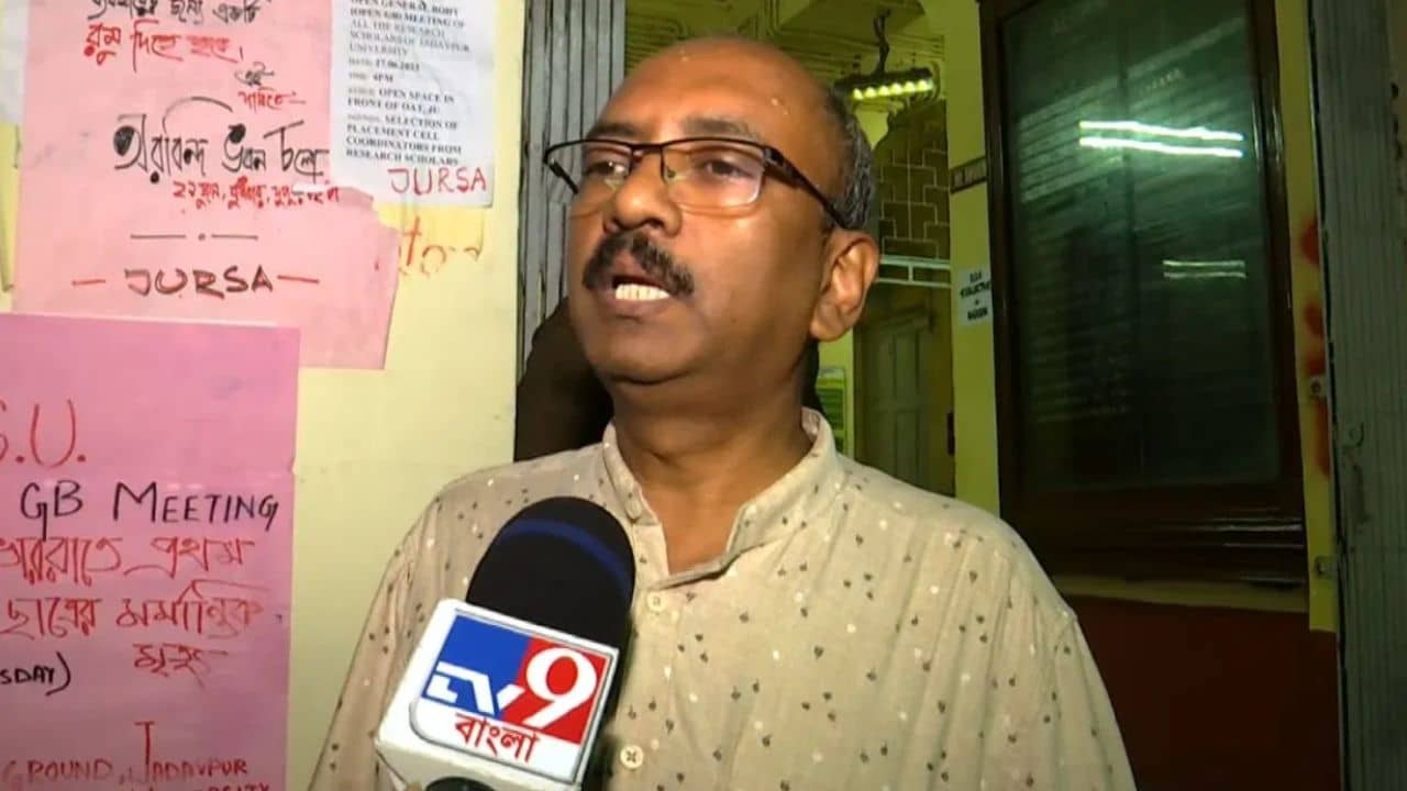 Jadavpur University: আমিই তো র‌্যাগিংয়ের শিকার, বিশ্ববিদ্যালয়ে হেনস্থার ঘটনায় বিস্ফোরক যাদবপুরের উপাচার্য
