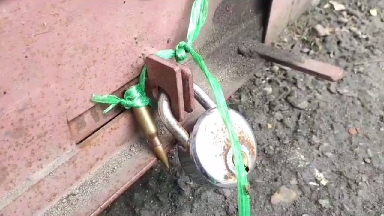 Jalpaiguri: তৃণমূল নেতার ছেলের দোকানের তালার সঙ্গে ঝুলছে গুলি