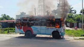 চাকায় পিষে যায় স্কুটি, মাঝ রাস্তায় দাউ দাউ করে জ্বলল বাস চাকায় পিষে যায় স্কুটি, মাঝ রাস্তায় দাউ দাউ করে জ্বলল বাস