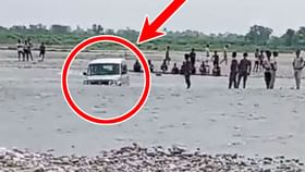 অভিযানে গিয়ে ডুবছে পুলিশের গাড়ি! অভিযানে গিয়ে ডুবছে পুলিশের গাড়ি!