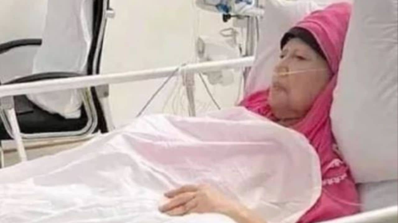 Khaleda Zia: শারীরিক অবস্থার কিছুটা উন্নতি, সিসিইউ থেকে কেবিনে স্থানান্তরিত খালেদা জিয়া