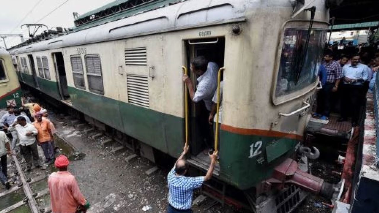 Local Train: মহিলা কনস্টেবল নিয়োগের পরীক্ষার জন্য বড় ঘোষণা রেলের, রবিবার হওড়া-শিয়ালদহে চলবে ‘অতিরিক্ত’ ট্রেন