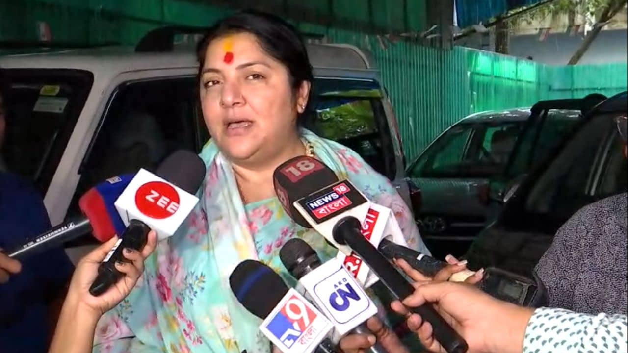 TMC vs BJP: লোক দেখানো সার্কাস, তৃণমূলের বাসে চেপে দিল্লিযাত্রাকে খোঁচা লকেটের