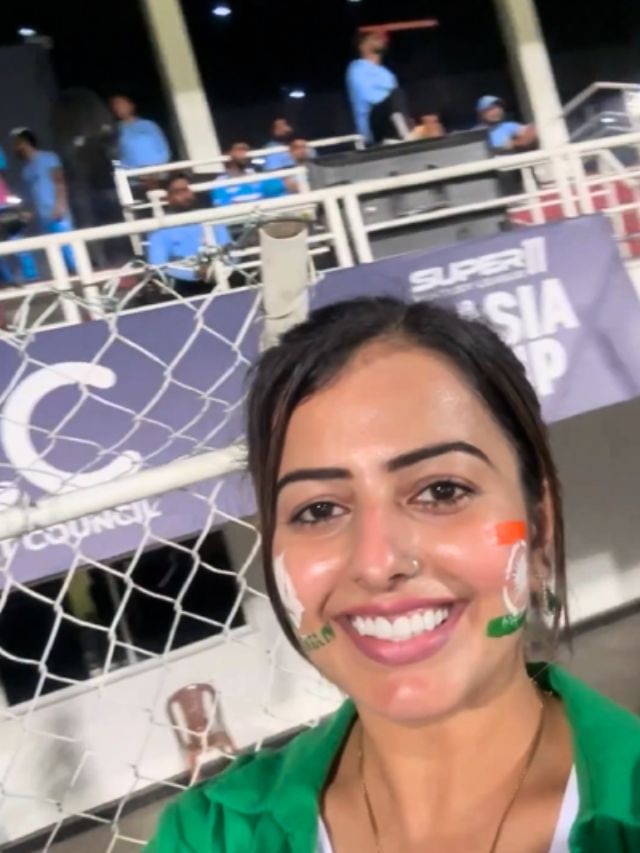 বিরাট প্রেমে মশগুল পাক তরুণীকে চেনেন?