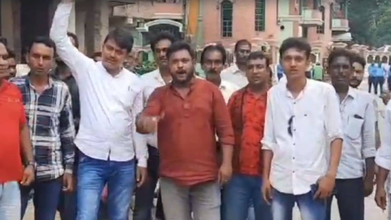 TMC inner clash: যারা বিজেপি করতেন, তারাই পদ পেলেন, দলের বিধায়কের বিরুদ্ধে স্লোগান তুলল তৃণমূলকর্মীরাই