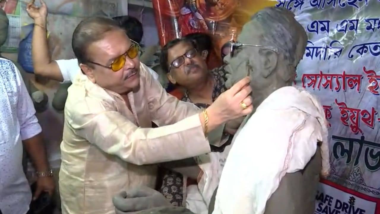 Madan Mitra: আমার তো এত বড় ভুঁড়ি নেই, নিজের মূর্তি খুঁটিয়ে দেখলেন মদন মিত্র