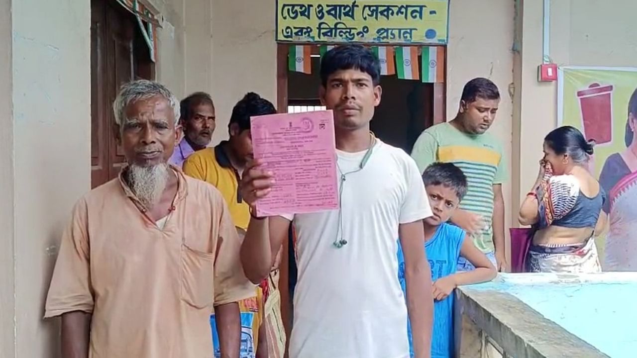 Malda News: ৫ বছর পরেও মেলেনি বার্থ সার্টিফিকেট!