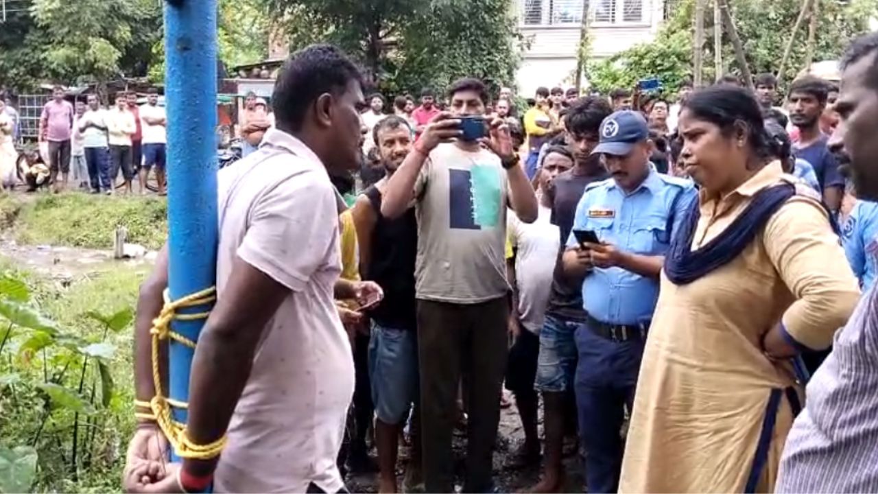 Maldah Recruitment Scam: লক্ষাধিক টাকা দিয়ে মেলেনি চাকরি, অভিযুক্তকে গাছে বেঁধে মার মালদহে Maldah Recruitment Scam: লক্ষাধিক টাকা দিয়ে মেলেনি চাকরি, অভিযুক্তকে গাছে বেঁধে মার মালদহে