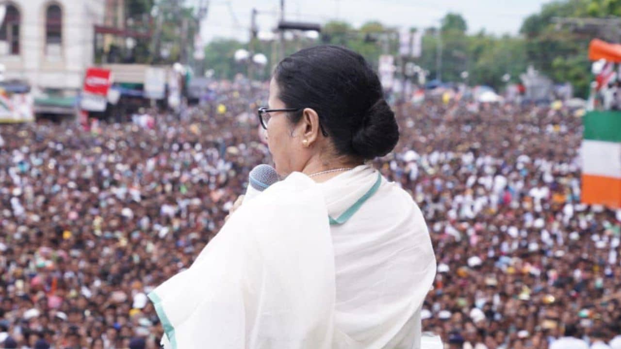 TMC: ট্রেন ভর্তি করে দিল্লিতে? রামলীলা ময়দানে ৫০ হাজার কর্মীর জন্য তাঁবু খাটাতে চায় তৃণমূল