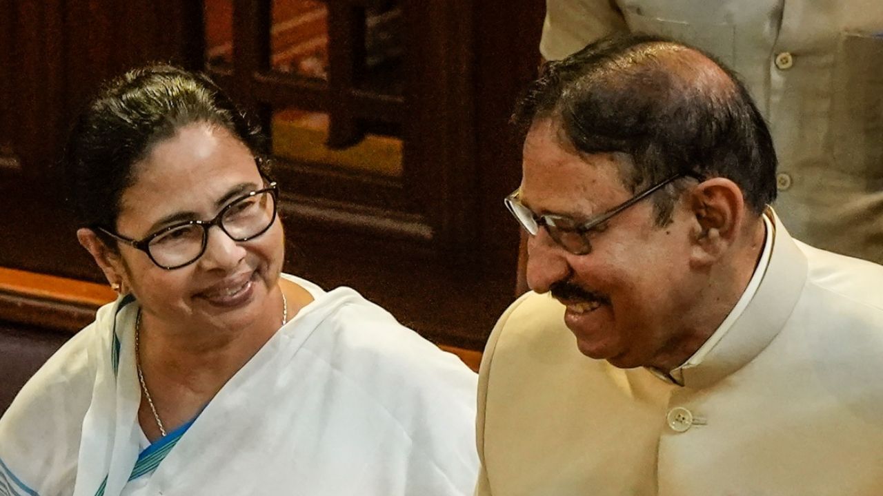 Mamata Banerjee: বিধায়ক-মন্ত্রীদের ৪ গুণ ভাতা বাড়ল, কত হল মাইনে? Mamata Banerjee: বিধায়ক-মন্ত্রীদের ৪ গুণ ভাতা বাড়ল, কত হল মাইনে?