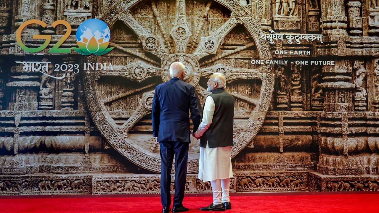 G 20 Summit: জো বাইডেনকে কোনারকের সূর্য মন্দিরের চাকার মাহাত্ম্য বোঝালেন মোদী G 20 Summit: জো বাইডেনকে কোনারকের সূর্য মন্দিরের চাকার মাহাত্ম্য বোঝালেন মোদী