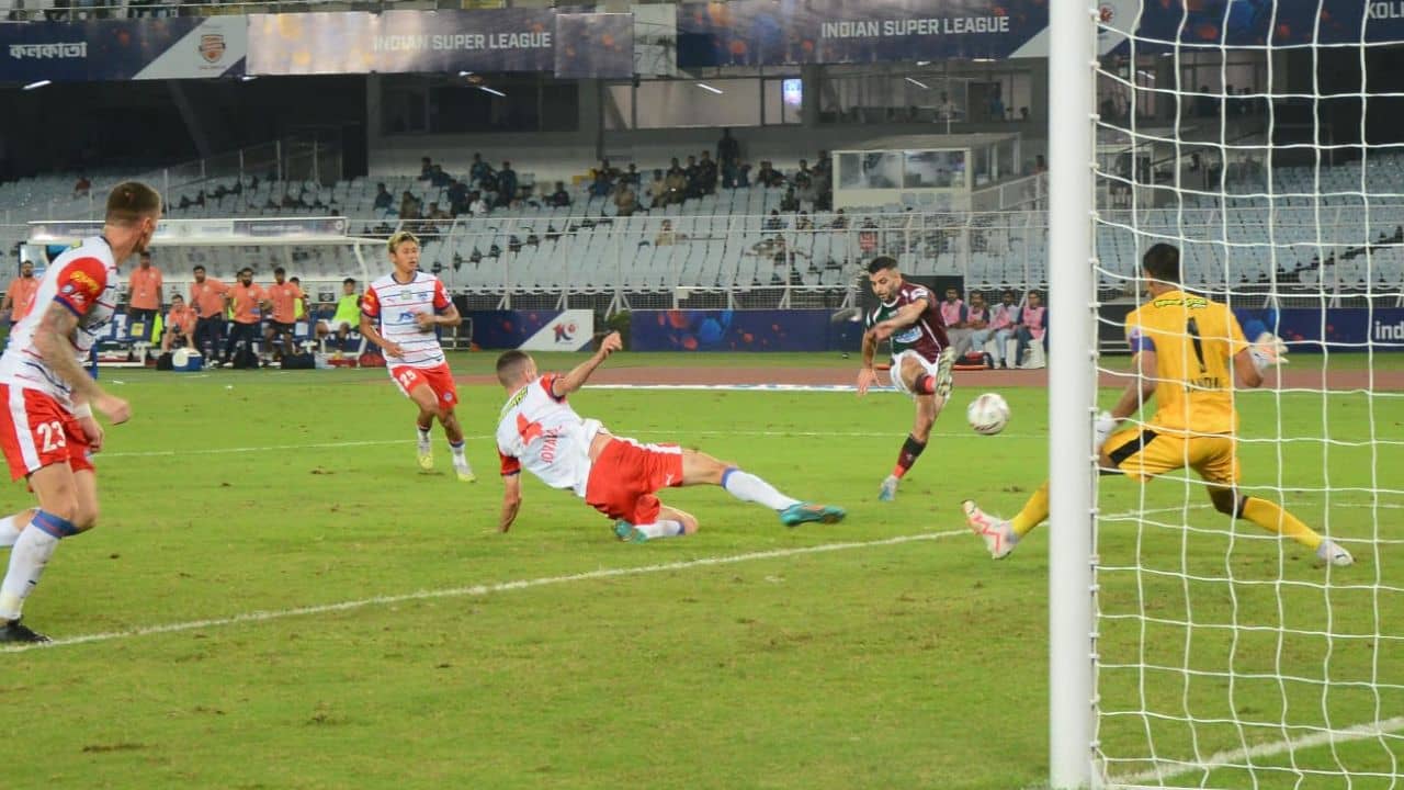 ISL Season 10: জয়ের ধারা বজায় রাখল মোহনবাগান, জোড়া লাল-কার্ডে বিপর্যস্ত বেঙ্গালুরু