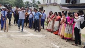 বায়োপিকের প্রমোশনে শহরে স্পিনের জাদুকর, ছাত্রদের সঙ্গে খেললেন ক্রিকেট বায়োপিকের প্রমোশনে শহরে স্পিনের জাদুকর, ছাত্রদের সঙ্গে খেললেন ক্রিকেট