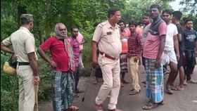 মুখ থুবড়ে পড়ে রয়েছেন মাটিতে, চাষের জমি ভাসল মানুষের রক্তে মুখ থুবড়ে পড়ে রয়েছেন মাটিতে, চাষের জমি ভাসল মানুষের রক্তে