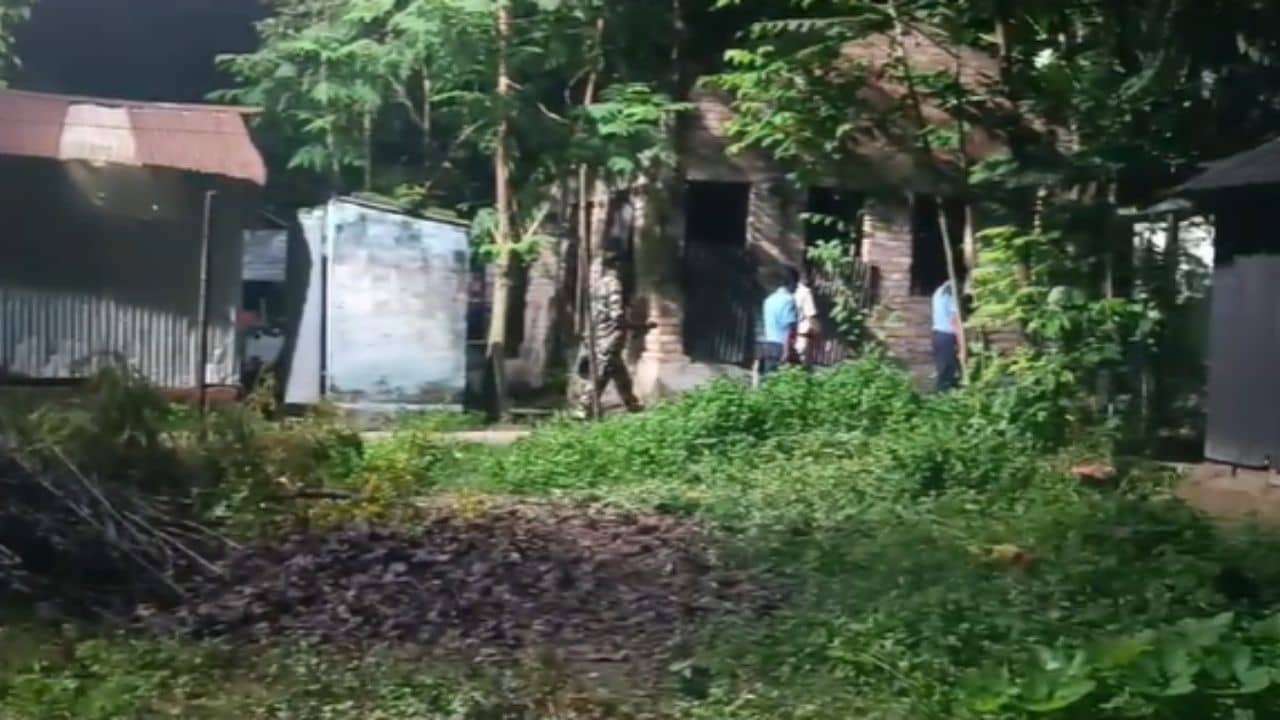 Nadia Bomb: মধ্যরাতে জানালা দিয়ে বোমা পড়ল বিজেপি নেতার বিছানায়...