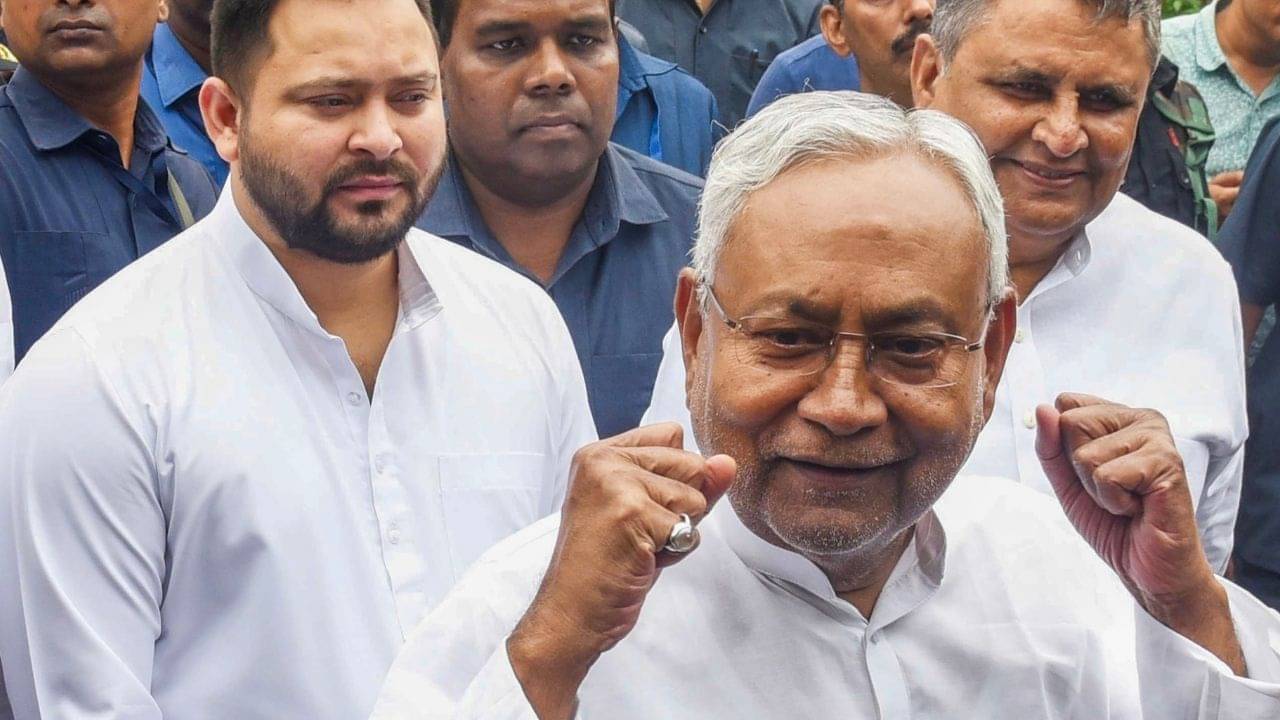 Nitish Kumar: INDIA জোটকে এক সুতোয় বেঁধে NDA-র দিকে পা বাড়াচ্ছেন নীতীশ? কেন্দ্রীয় মন্ত্রীর মন্তব্যে জোর জল্পনা