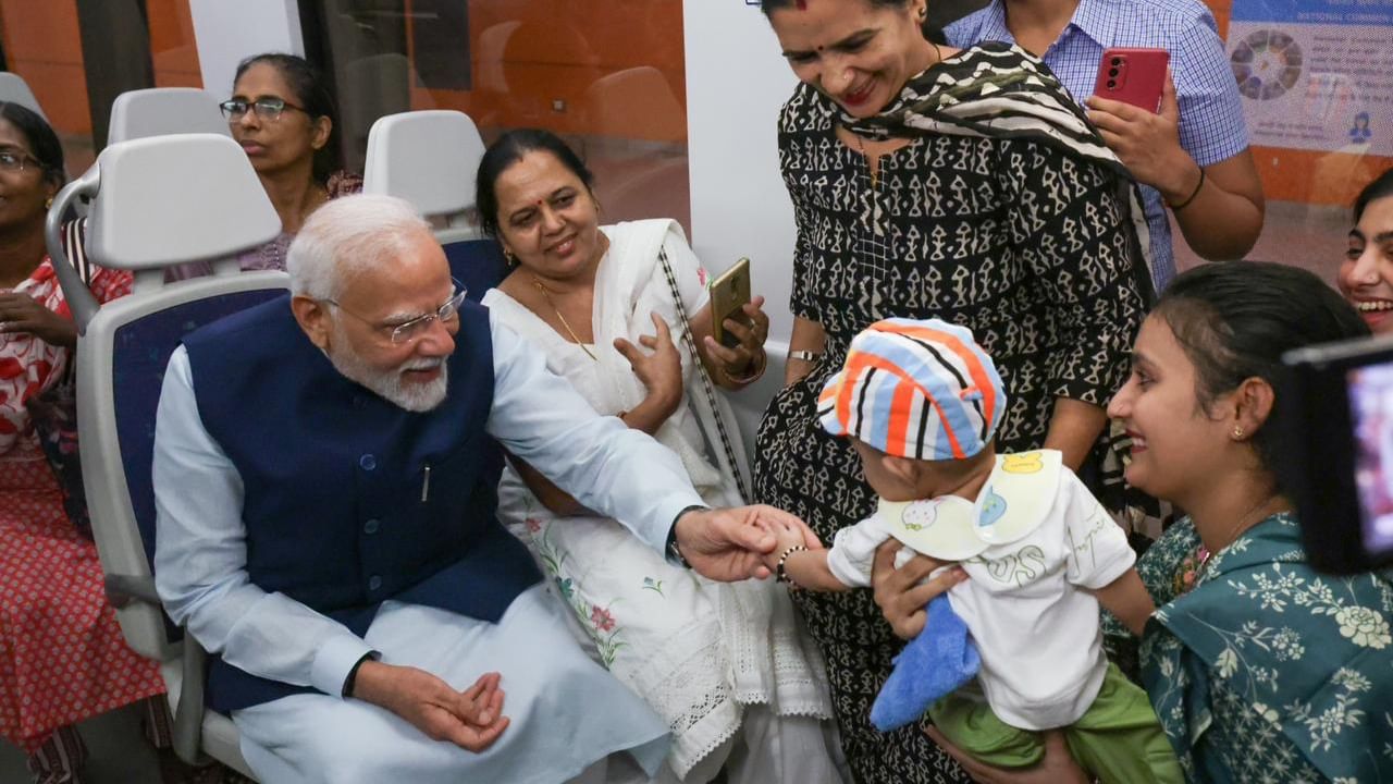 তারপর, দিল্লি মেট্রোতে সওয়ার হন তিনি। ধৌলা কুয়ান স্টেশন থেকে নবনির্মিত যশোভূমি দ্বারকা সেক্টর ২৫ মেট্রো স্টেশন  পর্যন্ত যান তিনি। যাত্রাপথে বহু যাত্রী প্রধানমন্ত্রী মোদীর সঙ্গে বিভিন্ন বিষয়ে কথা বলেন। 