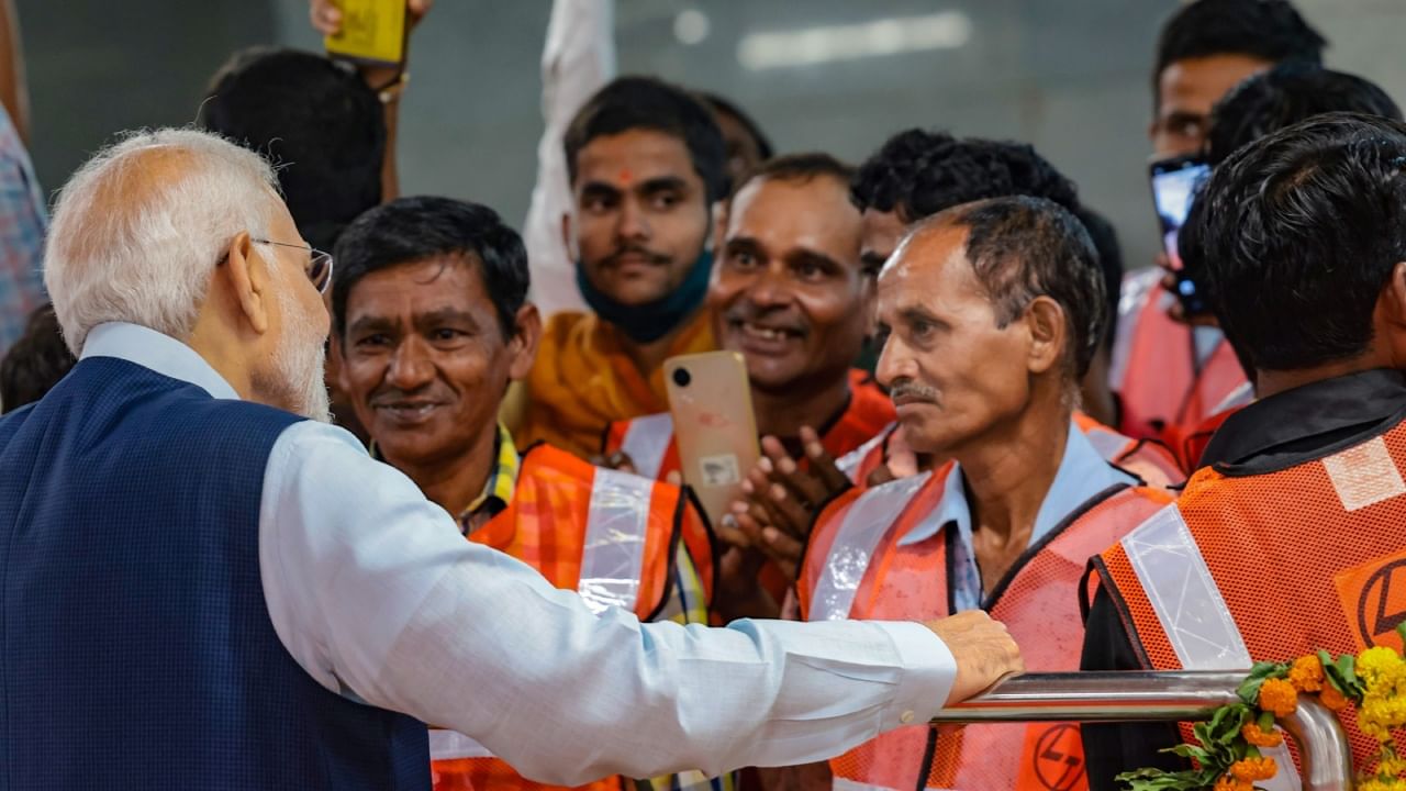 দ্বারকা সেক্টর ২১ থেকে একটি নতুন মেট্রো স্টেশন 'যশোভূমি দ্বারকা সেক্টর ২৫' পর্যন্ত প্রায় দুই কিলোমিটার রাস্তা বর্ধিত হল দিল্লি মেট্রোর বিমানবন্দর লাইন। উদ্বোধনের পর মেট্রোকর্মীদের সঙ্গে কথাও বলেন তিনি। 