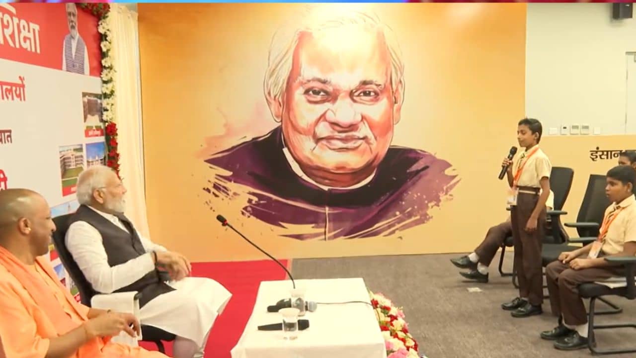 PM Narendra Modi: অটল আবাসীয় বিদ্যালয়ের ছাত্রছাত্রীদের স্মার্টনেস-এ অভিভূত প্রধানমন্ত্রী মোদী