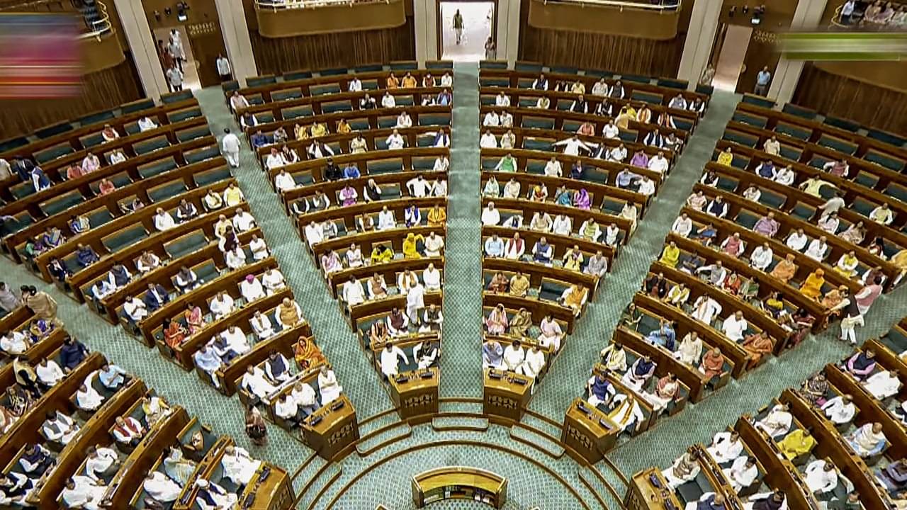 Womens Reservation Bill: পক্ষে ৪৫৪, বিপক্ষে মাত্র ২; লোকসভায় পাশ মহিলা সংরক্ষণ বিল