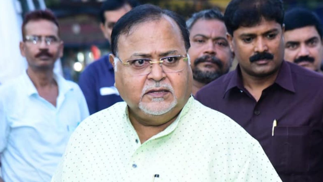 Partha Chatterjee: 'সোজা হয়ে হাঁটতে পারেন না পার্থ', আইনজীবী যুক্তি সাজালেও জামিন অধরা প্রাক্তন মন্ত্রীর