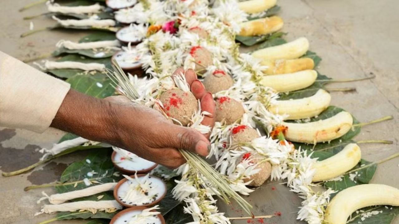 অনেকের ধারণা, তর্পণ বা শ্রাদ্ধের কাজে মহিলাদের কোনও ভূমিকা নেই। সে কথা শাস্ত্রে কখনও কোথাও উল্লেখ নেই। যদি পরিবারে কোনও পুরুষ না থাকেন, তাহলে বাড়ির মেয়ে বা মহিলারা পিতৃপক্ষে তর্পন, শ্রাদ্ধ বা পিণ্ডদান করতে পারেন। পিতৃপক্ষে ৫টি জিনিস দান করলে পূর্বপুরুষরা অত্যন্ত খুশি হোন। 