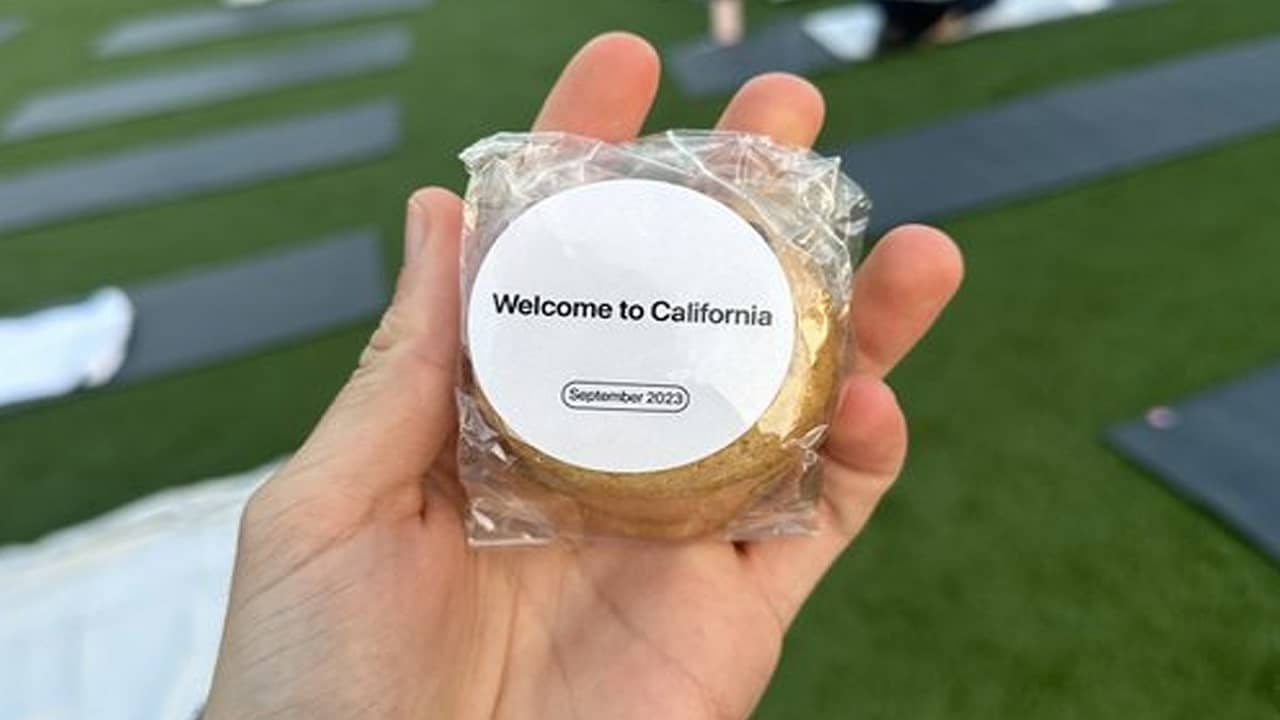 Apple Event: কার্বন-মুক্ত পরিবেশ নিয়ে ঢ্যাঁড়া পেটানোই সার! অতিথিদের প্লাস্টিকে মোড়া কুকিজ় দিয়ে বিতর্কে Apple